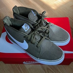 Nike SIZE: 9 Toki Canvas Mid (IGUANA/WHITE)